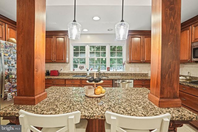 6117 LARSTAN DR, Alexandria, VA 22312