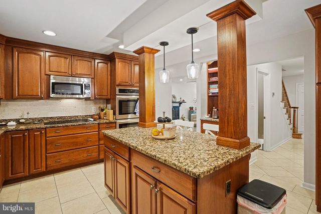 6117 LARSTAN DR, Alexandria, VA 22312