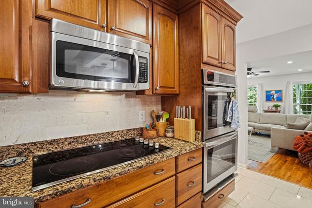 6117 LARSTAN DR, Alexandria, VA 22312