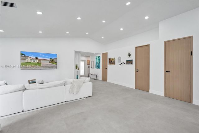 3371 SW 51st St, Hollywood, FL 33312