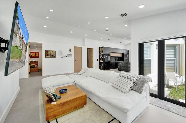 3371 SW 51st St, Hollywood, FL 33312