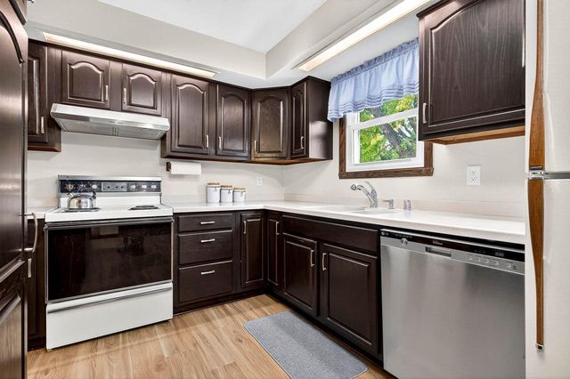 1332 LIBERTY COURT, Neenah, WI 54956