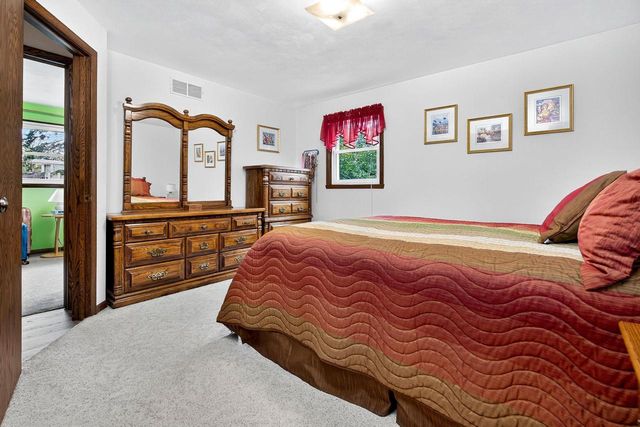 1332 LIBERTY COURT, Neenah, WI 54956