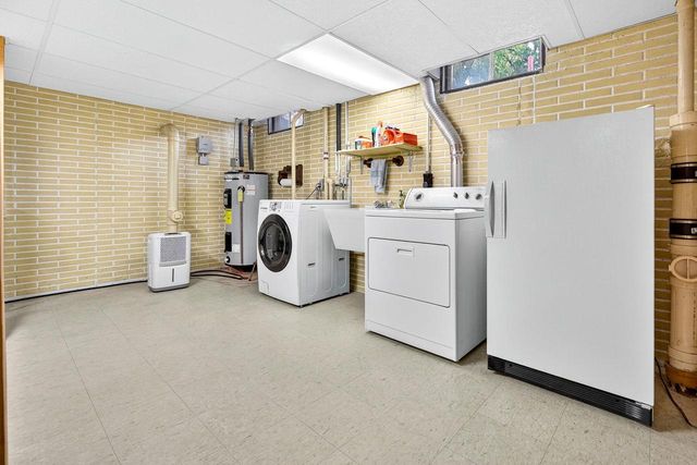 1332 LIBERTY COURT, Neenah, WI 54956