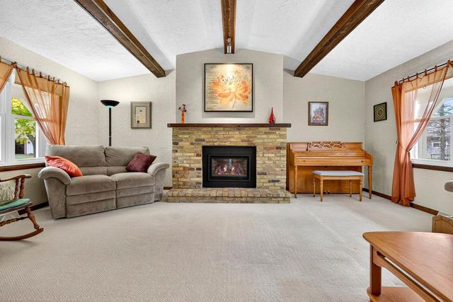 1332 LIBERTY COURT, Neenah, WI 54956