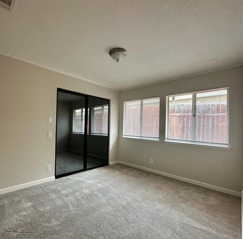 8221 E Foxfire Dr, Orangevale, CA 95662