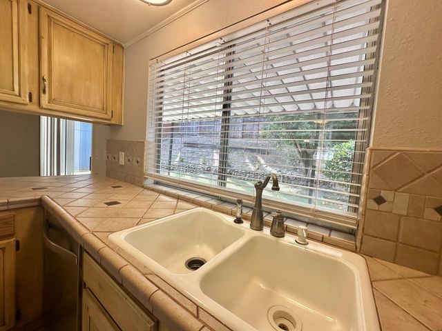 8221 E Foxfire Dr, Orangevale, CA 95662