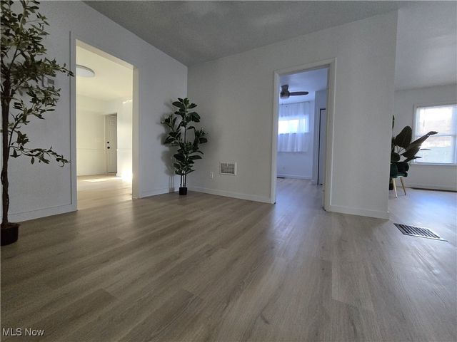 26 Bouquet Avenue, Youngstown, OH 44509