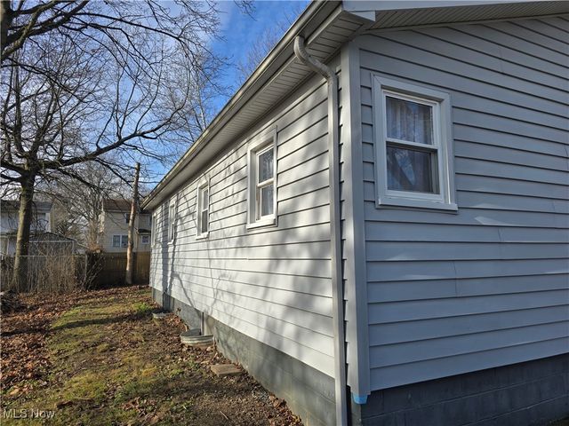 26 Bouquet Avenue, Youngstown, OH 44509