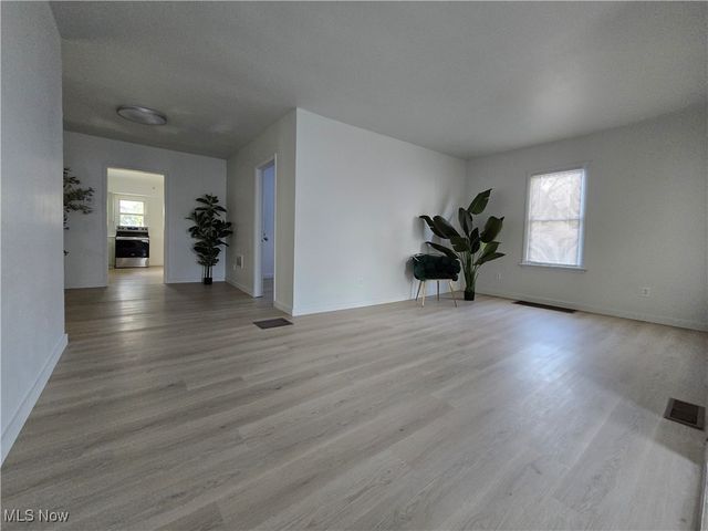 26 Bouquet Avenue, Youngstown, OH 44509