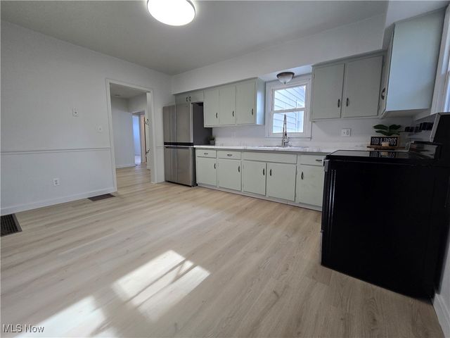 26 Bouquet Avenue, Youngstown, OH 44509