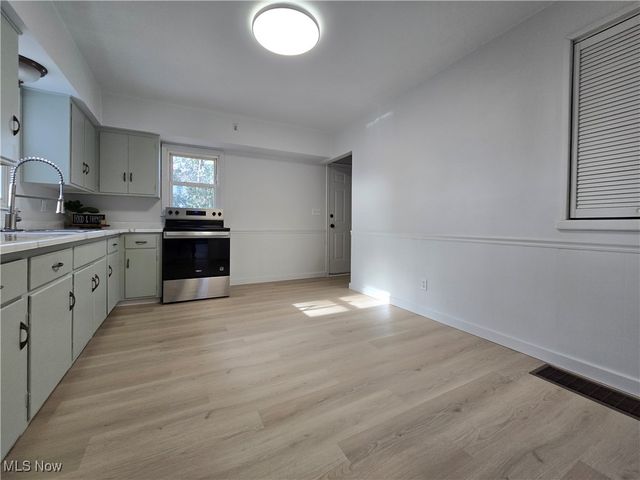 26 Bouquet Avenue, Youngstown, OH 44509