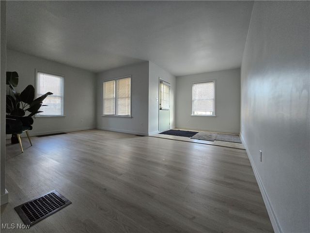 26 Bouquet Avenue, Youngstown, OH 44509