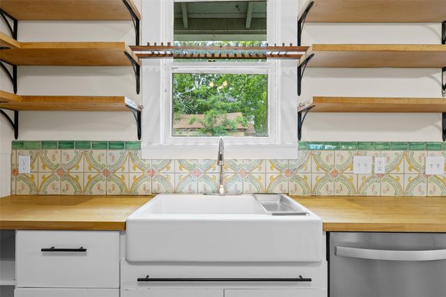 2013 E 9th ST, Austin, TX 78702