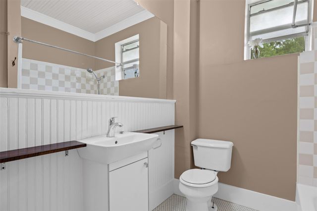2013 E 9th ST, Austin, TX 78702