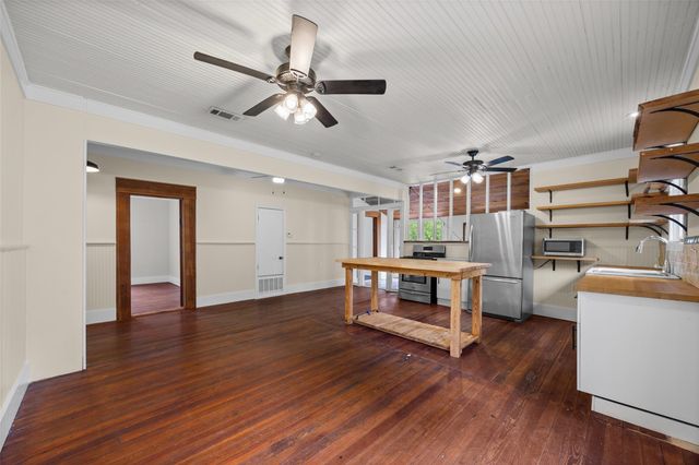 2013 E 9th ST, Austin, TX 78702