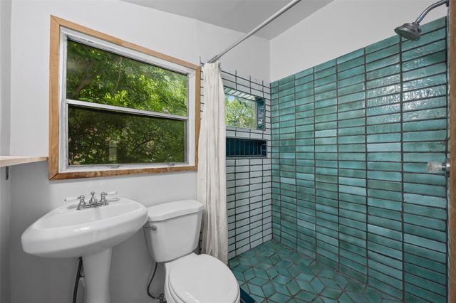 2013 E 9th ST, Austin, TX 78702
