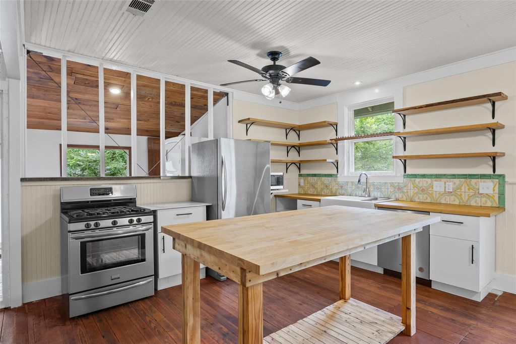 2013 E 9th ST, Austin, TX 78702