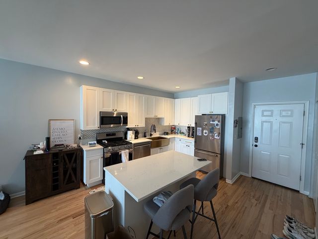 6135 N Broadway Street 305, Chicago, IL 60660