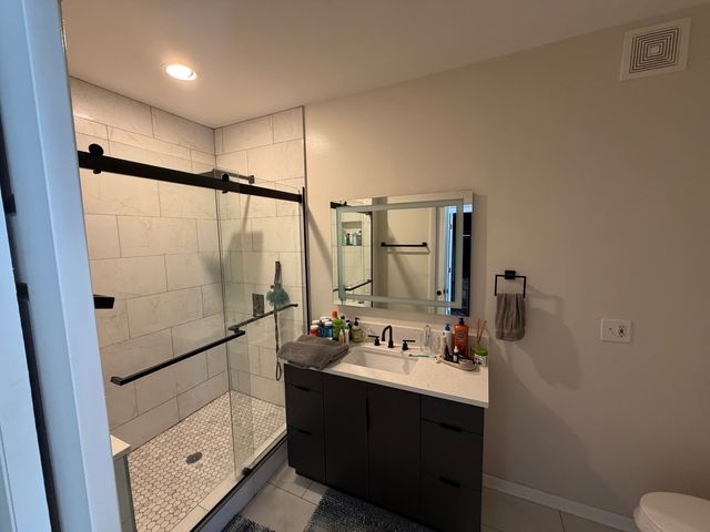 6135 N Broadway Street 305, Chicago, IL 60660