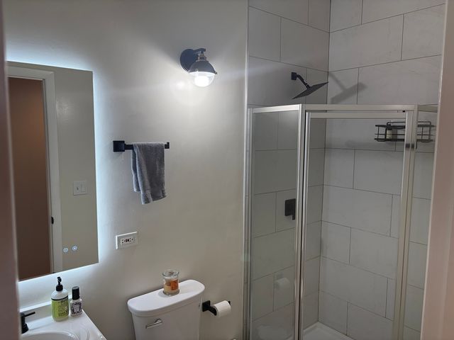 6135 N Broadway Street 305, Chicago, IL 60660