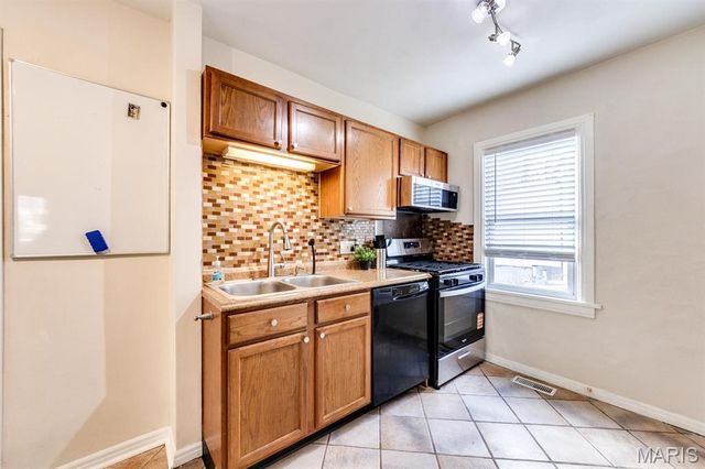 7720 Weston Place, St Louis, MO 63117