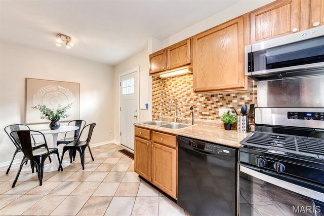 7720 Weston Place, St Louis, MO 63117