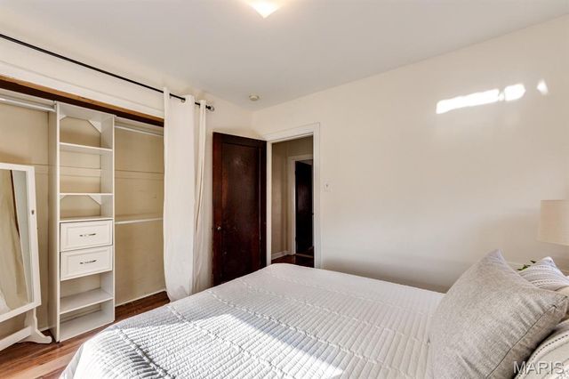 7720 Weston Place, St Louis, MO 63117