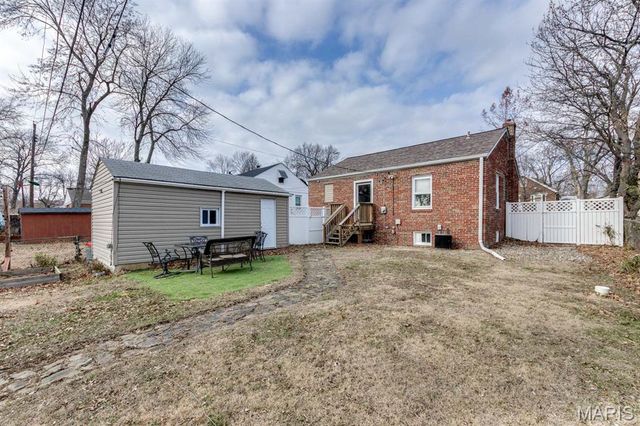 7720 Weston Place, St Louis, MO 63117