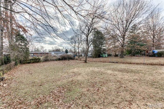 7720 Weston Place, St Louis, MO 63117