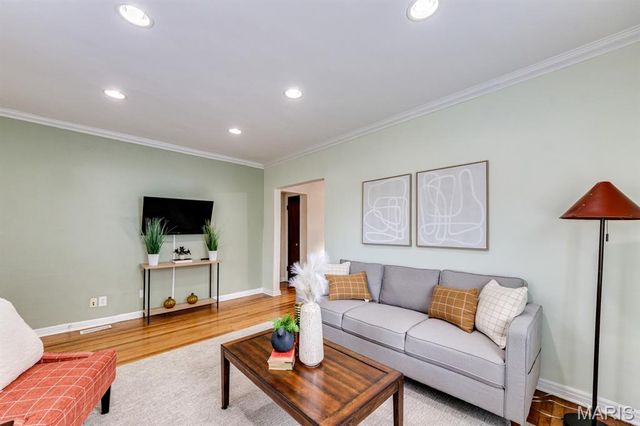 7720 Weston Place, St Louis, MO 63117