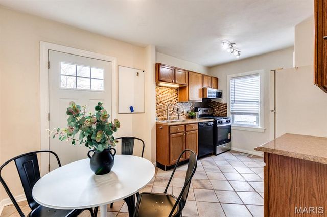 7720 Weston Place, St Louis, MO 63117