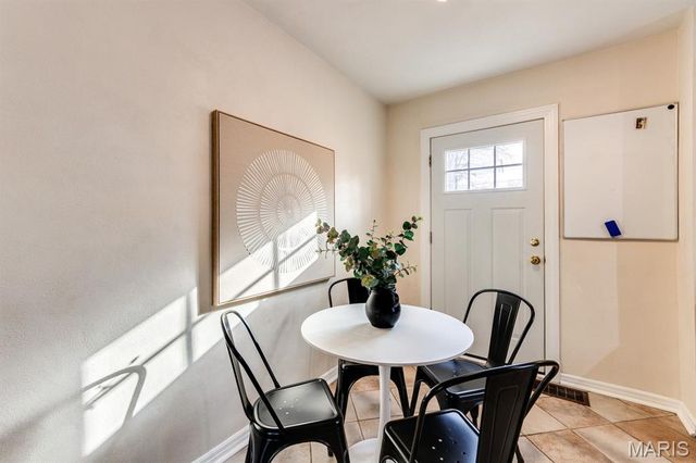 7720 Weston Place, St Louis, MO 63117