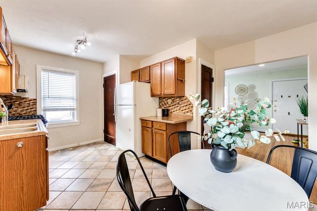 7720 Weston Place, St Louis, MO 63117