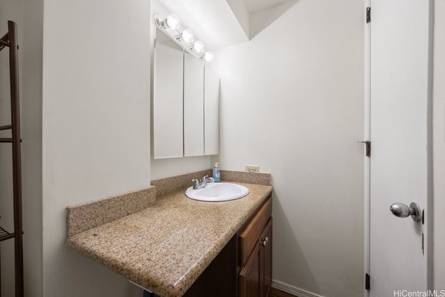 2427 Kuhio Avenue 2704, Honolulu, HI 96815