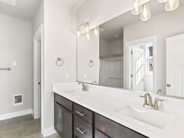 2213 E JUNIPER Cir 17, La Center, WA 98629