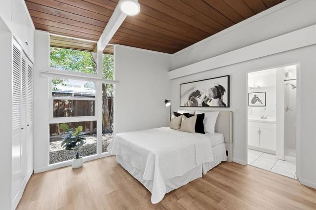 1080 Moffett Circle, Palo Alto, CA 94303