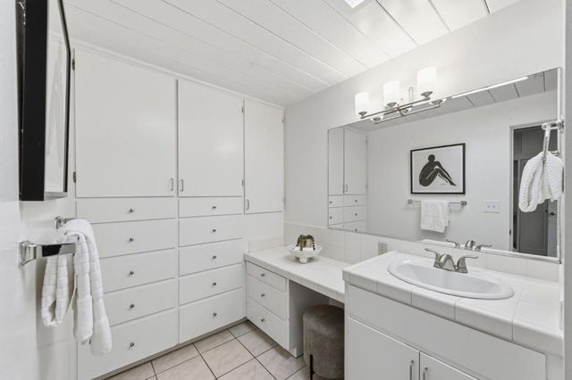 1080 Moffett Circle, Palo Alto, CA 94303