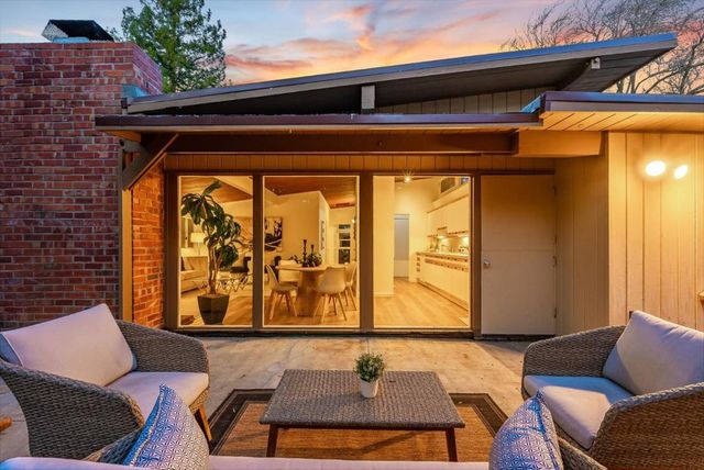 1080 Moffett Circle, Palo Alto, CA 94303