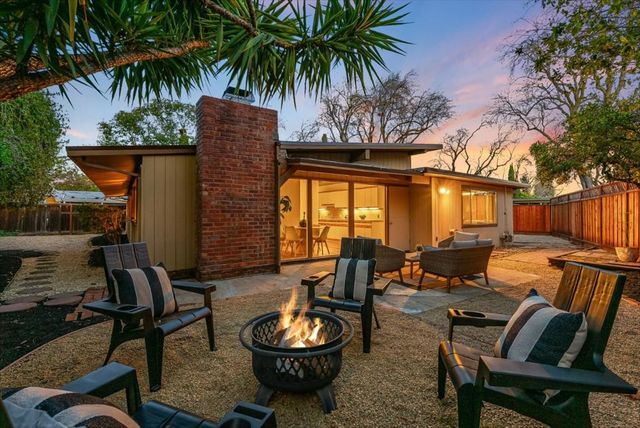 1080 Moffett Circle, Palo Alto, CA 94303