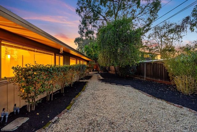 1080 Moffett Circle, Palo Alto, CA 94303