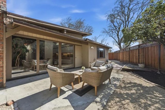 1080 Moffett Circle, Palo Alto, CA 94303