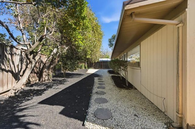 1080 Moffett Circle, Palo Alto, CA 94303