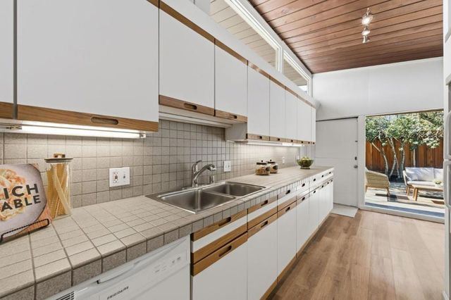 1080 Moffett Circle, Palo Alto, CA 94303