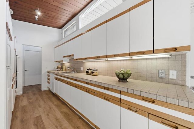 1080 Moffett Circle, Palo Alto, CA 94303