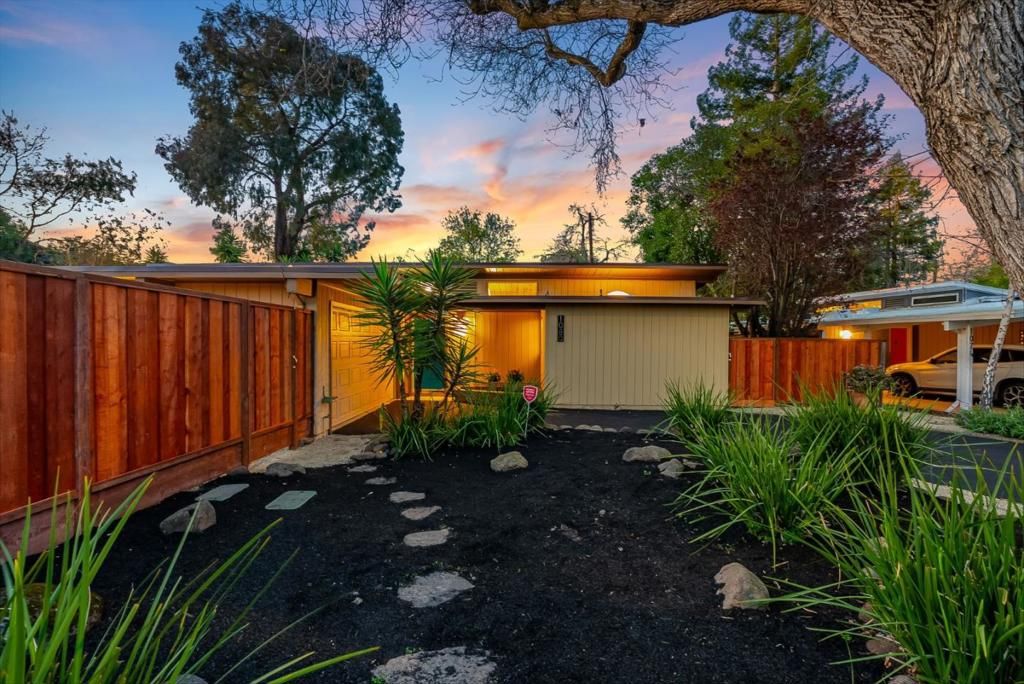 1080 Moffett Circle, Palo Alto, CA 94303