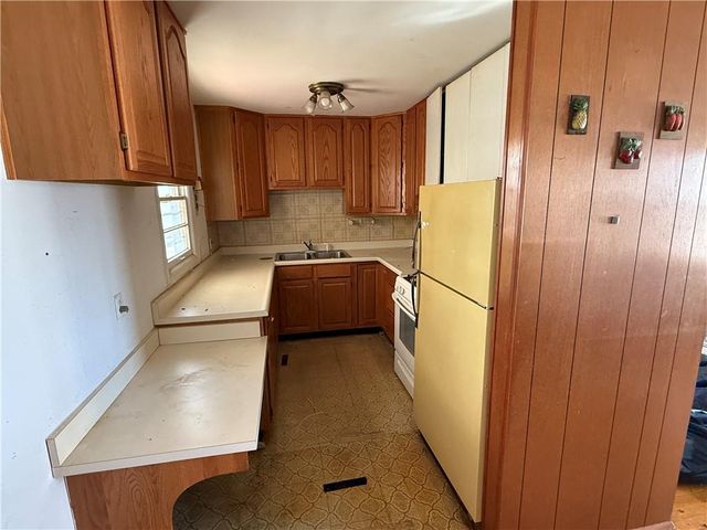 4905 E 41st Street, Kansas City, MO 64130