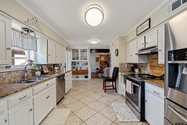 3215 Fry Ave, Tyler, TX 75701