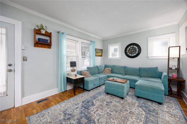 946 Falls Avenue, Cuyahoga Falls, OH 44221