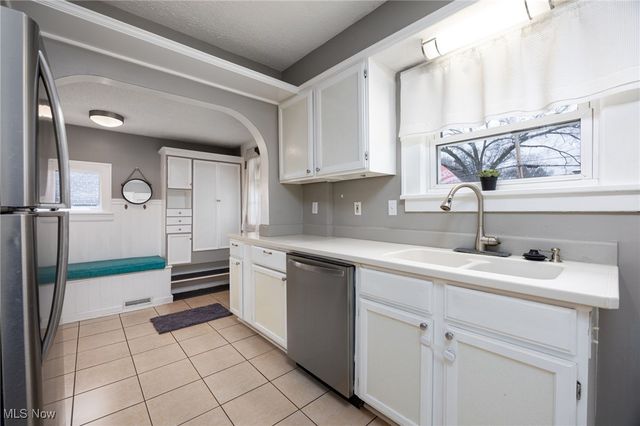 946 Falls Avenue, Cuyahoga Falls, OH 44221